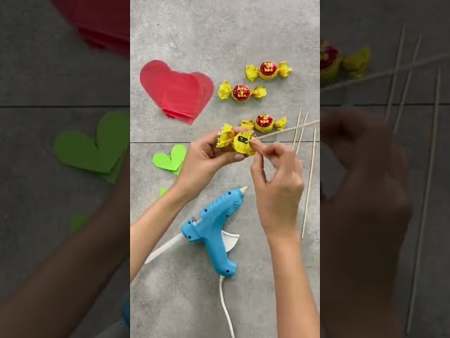 Vídeo relacionado con Corazon de Chocolate con Kinder Bueno, Shochobons, Chocolate y Bombones Lindt. Regalo Ideal para Parejas, Día de la Madre, Cumpleaños... [IAMI]