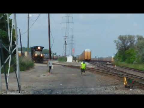 Long Hood NS 8902 C40-9W leads light NS 121 in Sterling Heights, MI with a Shave and a haircut