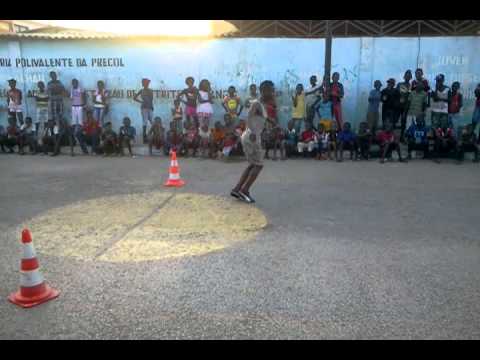 Pink 2 toque a mostrar diante as cameras como é que se dança o kuduro Tv marçal