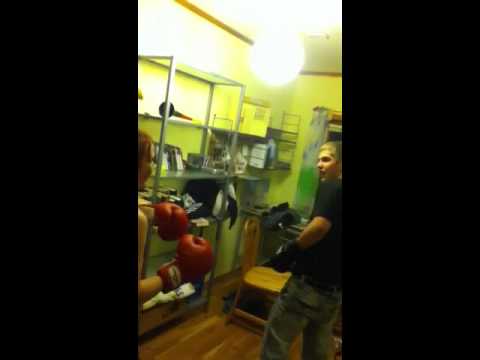 Daniel kriegt auf die Fresse