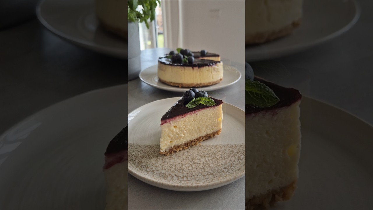 YouTube-Video: Cremiger Cheesecake mit Mandelboden & Heidelbeerspiegel 