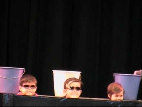 Das Riesen-Becherspiel - Enzo Paolo und seine Kinder zeigen, wie´s geht...