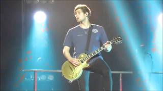 Michael and Luke's guitar solos during Castaway (Glasgow 20th April 2016)