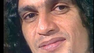 Caetano Veloso responde cantando à capela