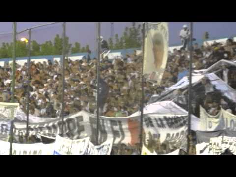 "Me persigue por seguirte a vos...Prensa D. Merlo (Oficial)" Barra: La Banda del Parque &bull; Club: Deportivo Merlo