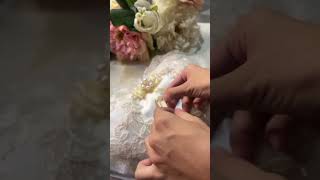How to tie the wedding rings to the ring pillow