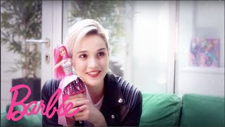 Camille Lou interprète la chanson Barbie® &quot;Elevons nos voix&quot; : le making-of