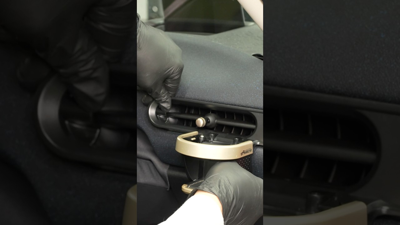 NEW MINI専用設計のドリンクホルダー