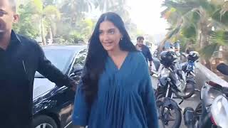 Sonam Kapoor Spotted At Bandra
