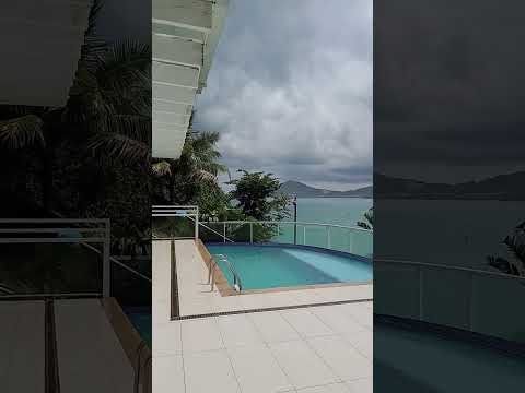Fica entre a Praia Grande e a Praia Vermelha do Centro muito bom para crianças e idosos.