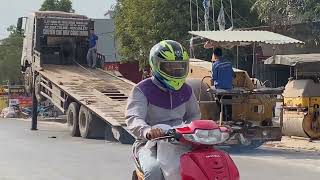 Xe lu đất được vận chuyển như thế nào. Cách xe lu leo lên xe vận chuyển