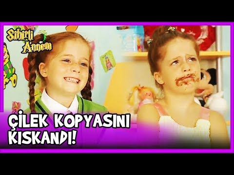 Çilek Kopyasının Okuldaki İlk Gününü Kıskanıyor - Sihirli Annem 67. Bölüm