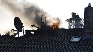 preview picture of video 'Feuer zerstört Dachstuhl in Baunatal'