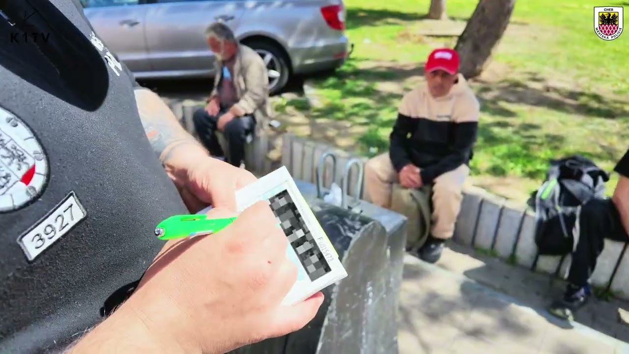Hezké počasí přináší do města i komplikace - jako pití alkoholu na veřejnosti 🍺🍾👮‍♂️