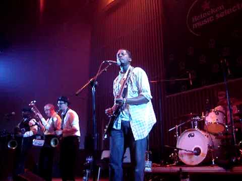 Black Joe Lewis & The Honeybears - Out of the window (Sala Capitol, Santiago de Compostela 20-11-09)