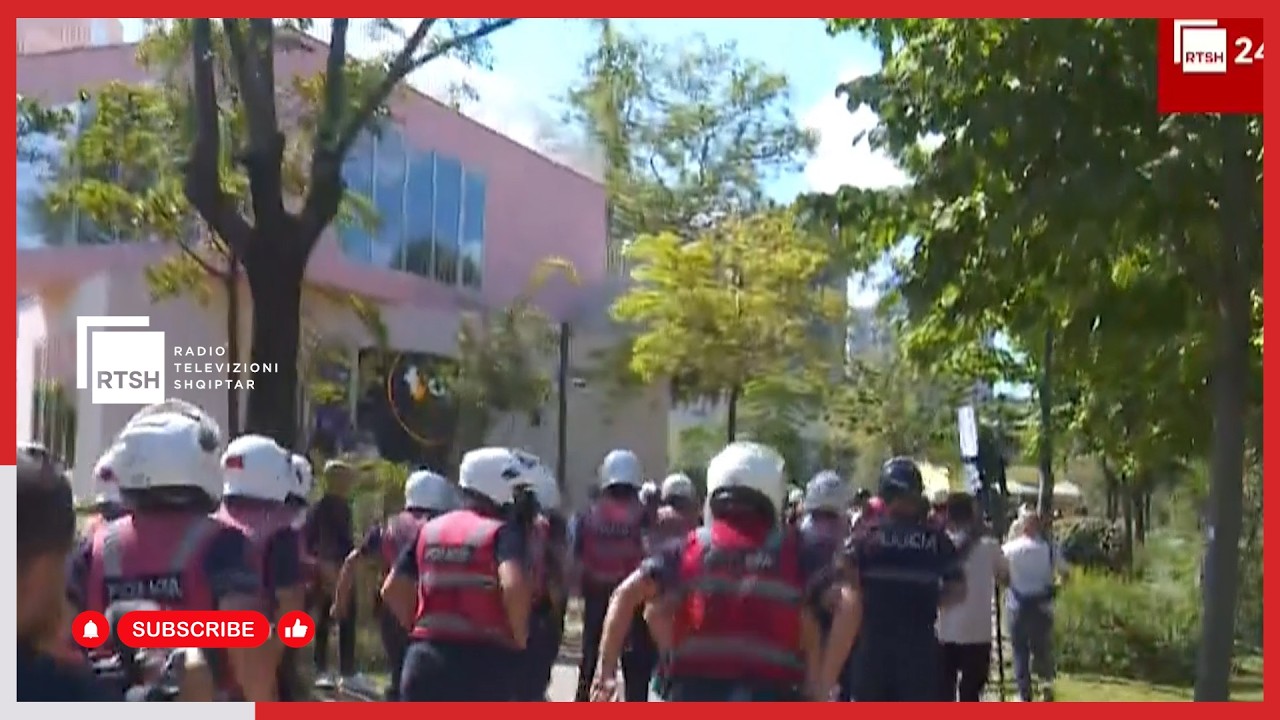 Tensione gjatë protestës, protestuesit rrëzojnë koshat dhe godasin me vezë efektivët, shoqërohet 1 tjetër protestues