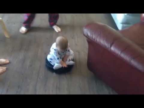 VIDEO! &rdquo;Ridin' dirty&rdquo;: Cel mai cool bebeluș al momentului călătorește cu aspiratorul