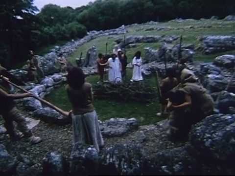 Clip o ddechrau'r ffilm arswyd wych "O'r Ddaear Hen" (1981)