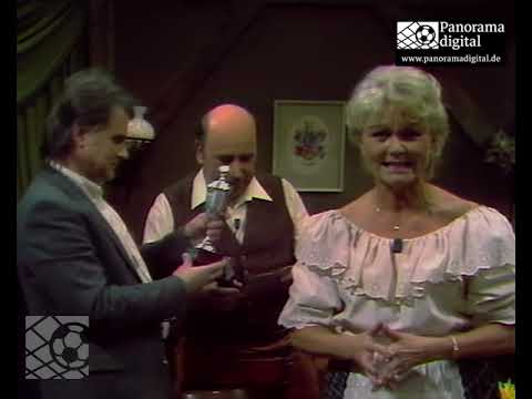 Peter Ducke presents a trophy to the last-placed team in the 3rd district league: WSG 89 Halle Os...