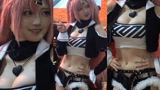 可愛いコスプレイヤーの素敵な膨らみ❤