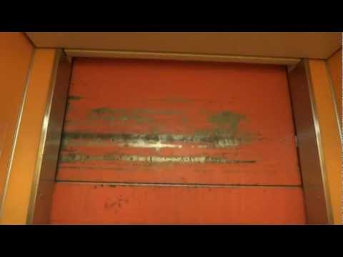 old and crappy KONE Roped Hydraulic elevator @ Humlegårdsgatan 9, Söderhamn, Sweden.