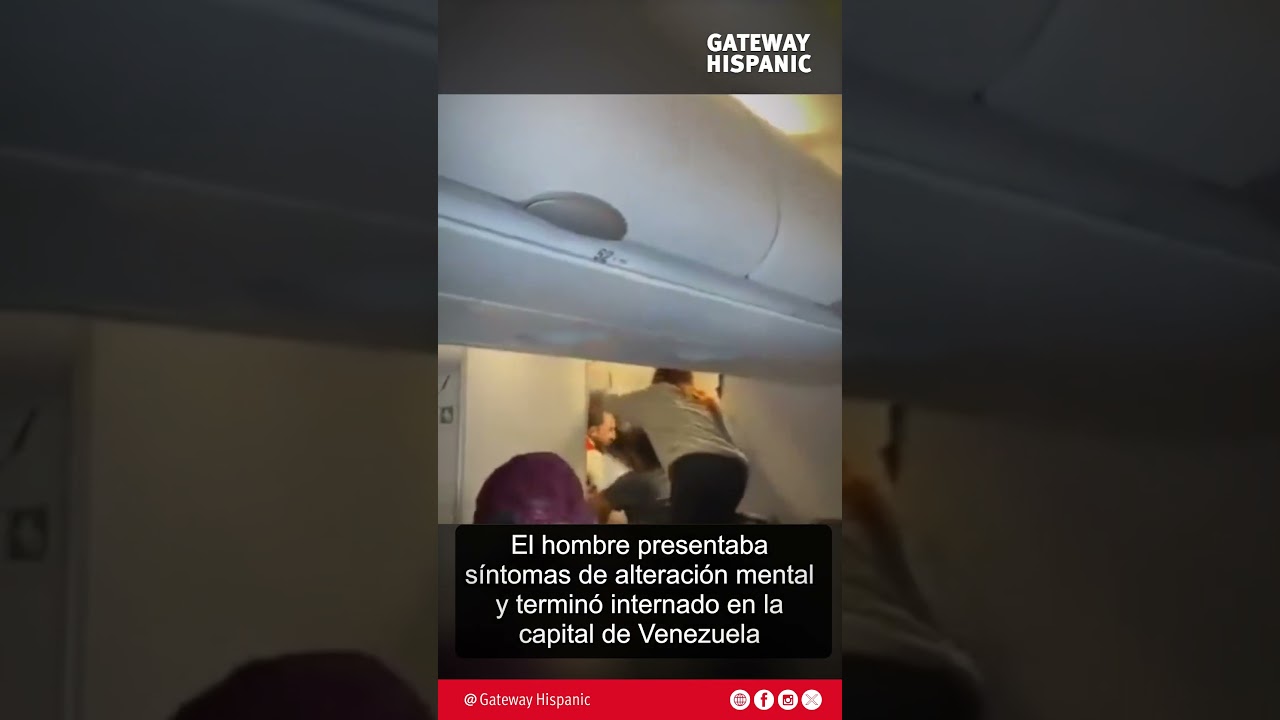 Un asajero intenta abrir la puerta de un avión en pleno vuelo