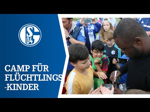 Asamoah überrascht Flüchtlinge in S04-Fußballcamp