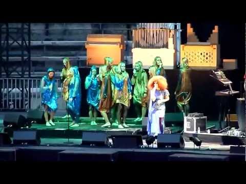 Björk   Nîmes   2012 06 27   Hidden Place + Crystalline