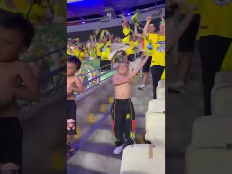 "Pequeños hinchas del Bucaramanga entonando su himno en Fortaleza, Brasil" Barra: Fortaleza Leoparda Sur &bull; Club: Atlético Bucaramanga