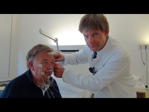 Obstruktive Schlaf-Apnoe: Bei nächtlichen  Atemaussetzern kann eine Atemmaske helfen