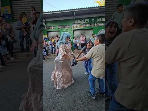 Alegría en el correo de San Julian #fiestas #desfiles #tradiciones #fiestaspatronales #Sonsonate