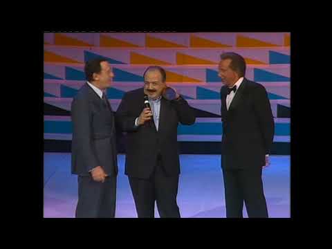 ALBERTO SORDI CONSEGNA IL TELEGATTO   A MAURIZIO COSTANZO  [TELEGATTI 1989]