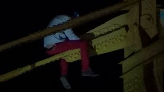 preview picture of video 'Rescatan a hombre que trepó al puente ferroviario de Padre Las Casas'