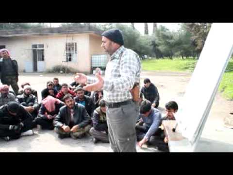 درس عسكري نظري يلقيه المقدم عبيد عبيد على مقاتلي لواء أحفاد الصحابة في أحد المعسكرات