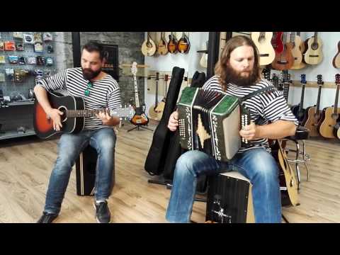 Härrad Marko ja Anto "Väliharfist" pilli proovimas.