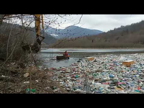 Uklanjanje smeća sa plutajućih barijera na reci Lim