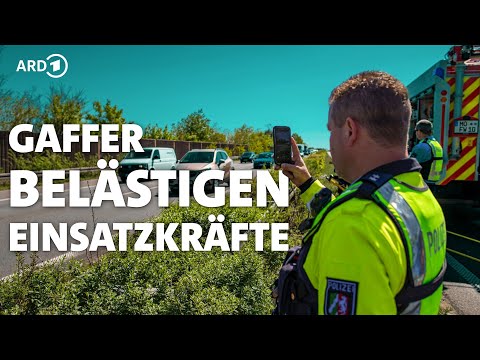 Gaffer und Angriffe auf Helfer gefährden Rettungsarbeiten