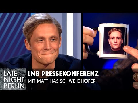 Embarrassing merchandise - Matthias Schweighöfer at the LNB press conference | Late Night Berlin