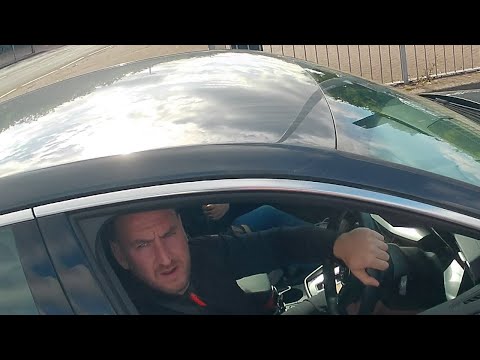 VU22BTZ mobile phone - hear what he shouts past his "little girl" at 5:00