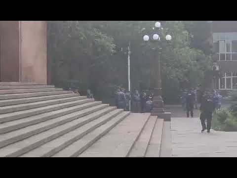 Հարյուրավոր ոստիկաններ շրջափակել են ակադեմիան