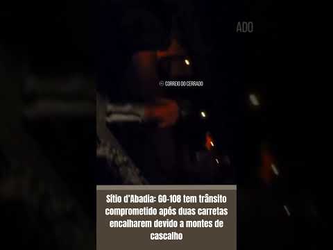 Sítio d’Abadia: GO-108 tem trânsito comprometido após duas carretas encalharem devido a montes