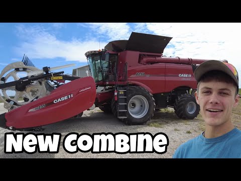 HUGE NEW COMBINE!!! CASE IH 8250 compared to CLAAS LEXION 8600