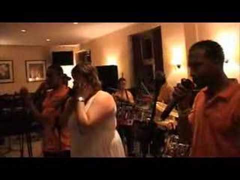 Tyron kantando ku D.R.E.A.M. "Paraiso"