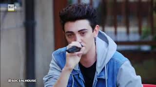 Michele Bravi cambia le sue canzoni per i theShow nella Social House