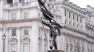 Aparece una estatua de Bansky en el centro de Londres