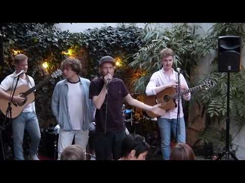 Cafe Fräulein Schlicht - Erstes Konzert im Hof