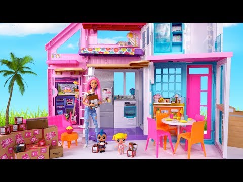 LOL Family Baby Goldie Moves into the New Barbie House - Playdate with Punk Boi