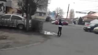 Девушка учится ходить на высоких каблуках#Смешно