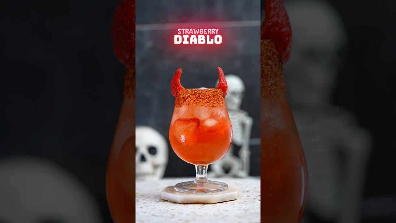 Strawberry Diablo ❤️😈 #cocktailbar #cocktails #bar #recipe #drinks #halloween #cocktails #cocktail