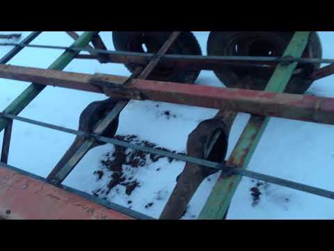 Самодельный двухосный прицеп для перевозки тюков к мини трактору.